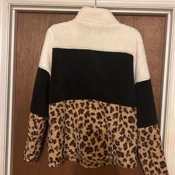 Leopard Print Colorblock Sweater - Picture 2 of 3